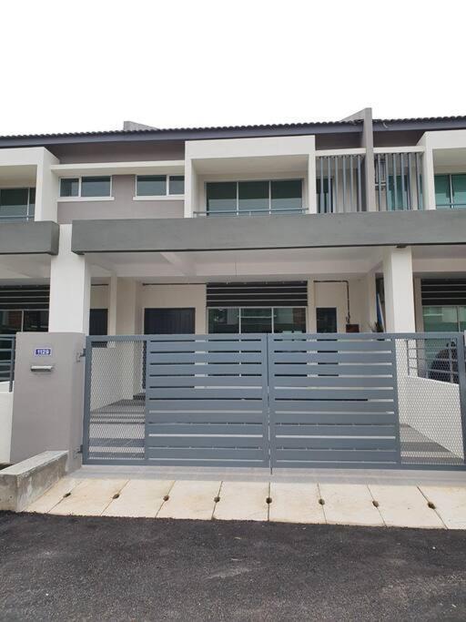 Yong Guesthouse Kuala Kangsar Esterno foto